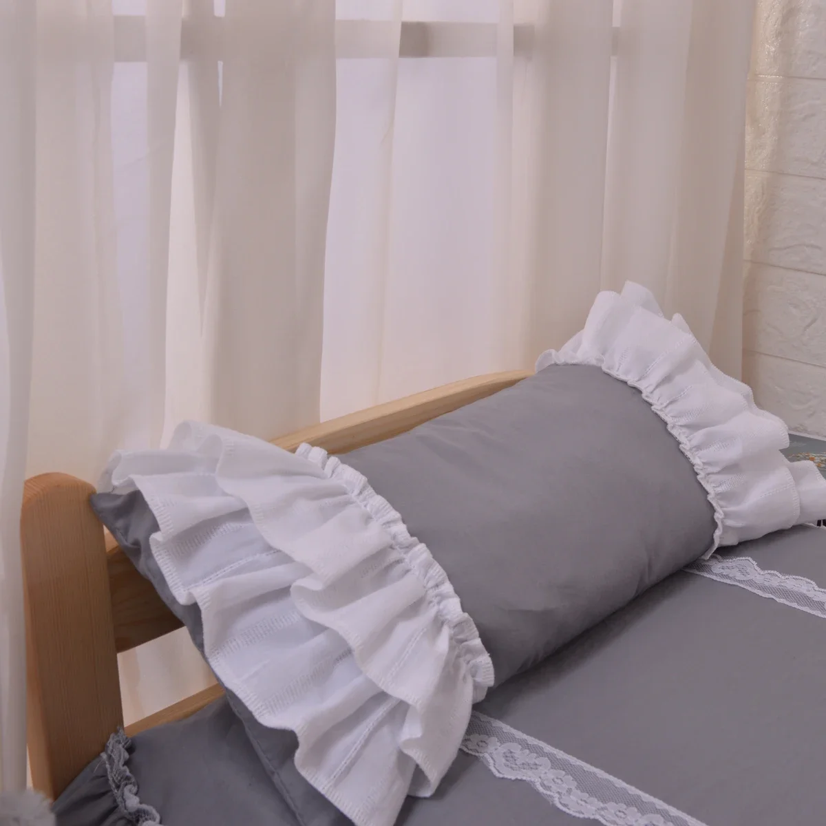 Pine-Composite Dog Bed with Cotton Bedding - Image 4